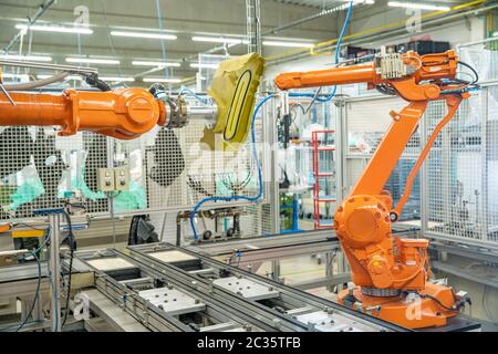 démonter les bras robotiques de l'usine lors du déplacement de la production dans un autre pays. Banque D'Images