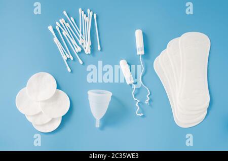 Accessoires d'hygiène féminine. Concept d'hygiène féminine pendant la menstruation. Tampon sanitaire, coupe menstruelle et tampons, bourgeons de coton et tampons de coton sur Banque D'Images
