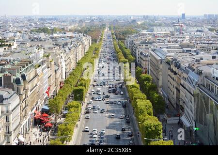 Vue de l'Arc de Triomphe à Paris, en bas de l'Avenue des Champs-Elysées, vers le Louvre Banque D'Images