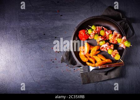 Choux de Bruxelles - Bacon - brochettes avec des widgets de pommes de terre Banque D'Images