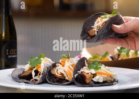 Carne asada cuisine de rue mexicaine tacos avec viande marinée, coriandre, oignon et légumes sur la plaque blanche. Banque D'Images