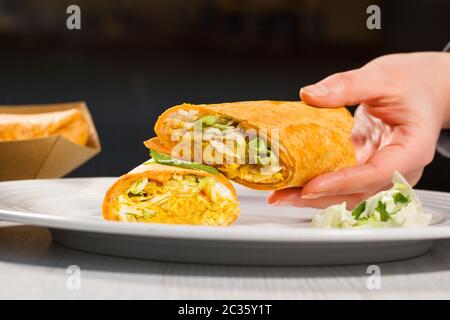 Tortillas roulent avec du curry de poulet et des légumes sur la plaque blanche. Burrito de poulet. Des aliments sains. Banque D'Images