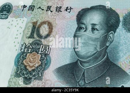 Contexte des notes chinoises à 10 yuan. Contexte sur le thème du coronovirus et de la crise financière mondiale. Masque médical ou masque chirurgical sur le chi Banque D'Images