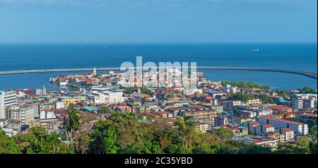 Panorama du vieux quartier de Casco Viejo, centre historique de la ville de Panama avec l'autoroute Interocéanique en arrière-plan, Panama. Banque D'Images