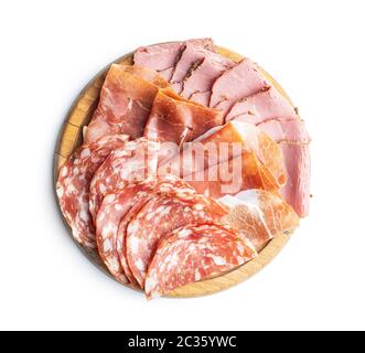 Tranches de salami, prosciutto et rôti de bœuf isolé sur fond blanc. Banque D'Images