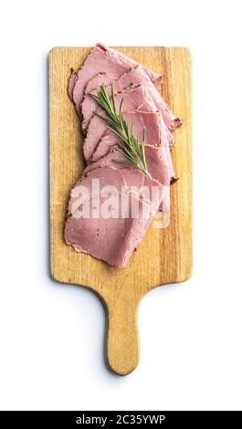 Tranches de rôti de boeuf sur une planche à découper. La viande fraîche savoureux isolated on white backgrund. Banque D'Images