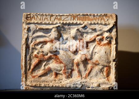 L'art étrusque ancienne cienrary terre cuite peinte des urnes. Sarcophage de Chiusi, en Toscane. Banque D'Images