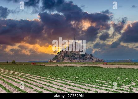 Lever de soleil spectaculaire sur le Mont Saint Michel - Normandie, France Banque D'Images