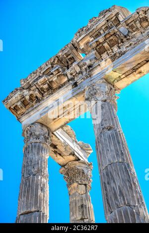 Ruines du Temple de Dionysos sur une ancienne ville grecque Pergamon en Turquie Banque D'Images