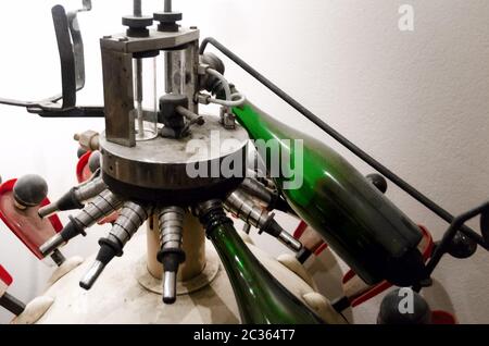 Machine à embouteillage historique de la fin du XIX siècle dans une ancienne cave à vin de Langhe (Piémont, Italie) Banque D'Images