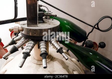 Machine à embouteillage historique de la fin du XIX siècle dans une ancienne cave à vin de Langhe (Piémont, Italie) Banque D'Images