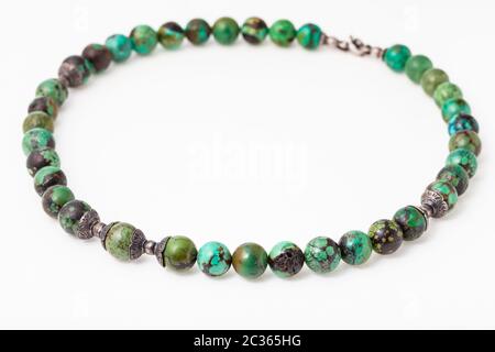 L'arabe ancien collier de perles en argent et turquoise polie sur fond de papier blanc Banque D'Images