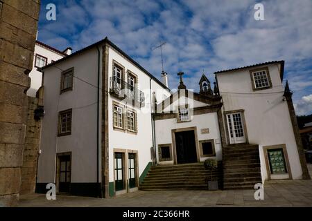 Petite chapelle blanche dans la vieille ville de Ponte de Lima. Le plus ancien village du Portugal. Banque D'Images