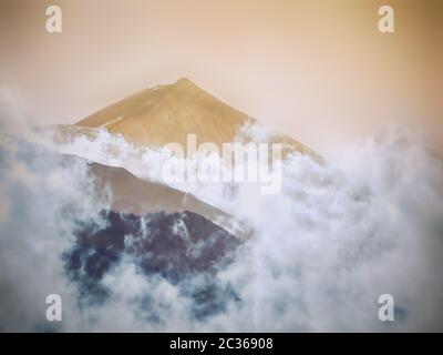 Atmosphère mystique en mettant le soleil et l'esprit de brouillard montant au pied du volcan El Teide sur Tenerife à 2500 m d'altitude, Banque D'Images