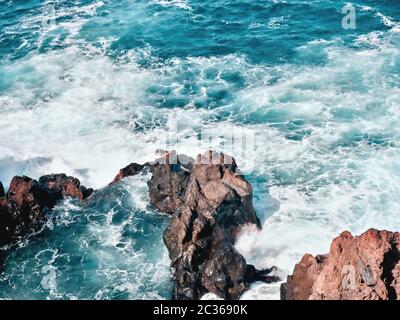 Vert émeraude atlantique avec une couleur extrême due à l'oxygénation de l'eau Banque D'Images