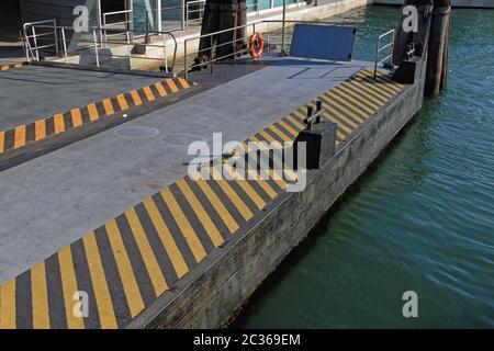 Ponton flottant pour l'amarrage de gros bateaux Pier Banque D'Images