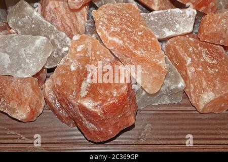 Les cristaux de sel rose de l'Himalaya dans les roches Banque D'Images