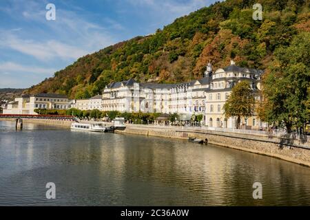 Grand hôtel avec spa, Promenade en face, Bad Ems avec rivière Lahn en Allemagne Banque D'Images