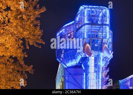 Lumières d'automne avec éléphant en verre illuminé dans le Maximilianpark, Hamm, Allemagne, Europe Banque D'Images