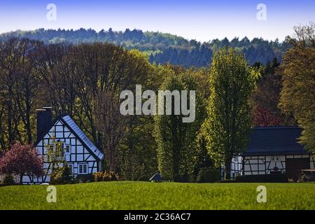 Lorenzhaus au printemps, Radevormwald, Bergisches pays, Rhénanie-du-Nord-Westphalie, Allemagne, Europe Banque D'Images