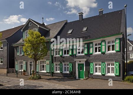 Maisons à colombages, aux couleurs noir, blanc et vert, Radevormwald, Allemagne, Europe Banque D'Images