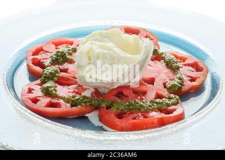 Insalata Caprese salade de mozzarella burrata . avec le pesto genovese Banque D'Images