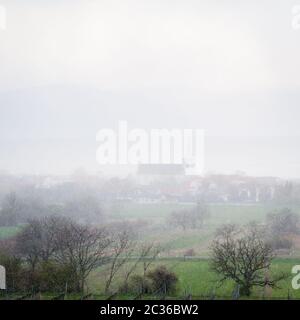 Chute de neige en avril au village de Schützen dans le Burgenland Banque D'Images