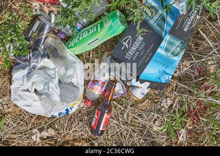 Restes dans un champ d'une session de boisson et de drogue. Banque D'Images