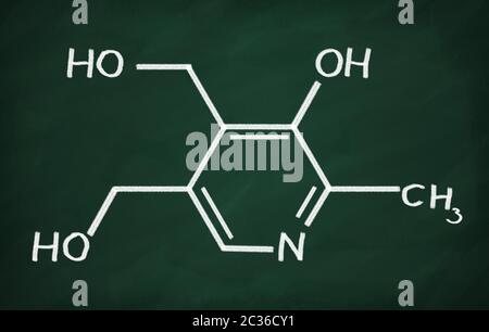 Modèle structural de la vitamine B6 sur le tableau noir. Banque D'Images