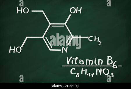 Modèle structural de la vitamine B6 sur le tableau noir. Banque D'Images