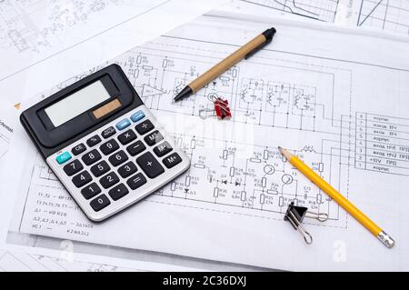 Les plans électriques avec la calculatrice, crayons et papier Banque D'Images