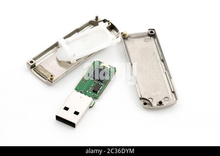 Mémoire flash usb en panne, isolée sur fond blanc Banque D'Images