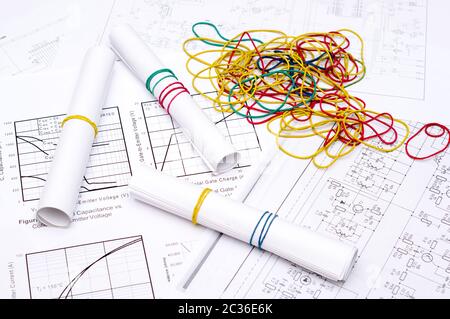 Les plans électriques avec la calculatrice, crayons et papier Banque D'Images