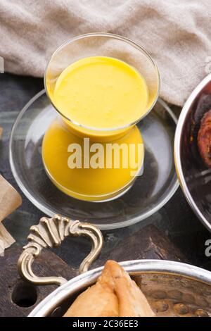 Mangue Lassi, yaourt ou smoothie. Boisson d'été populaire indienne probiotique saine Banque D'Images