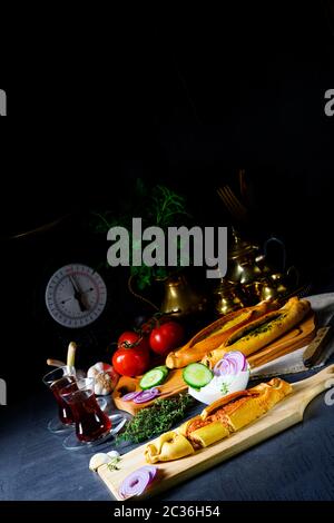 PIDE avec viande hachée, feta d'épinards et fromage de brebis Banque D'Images