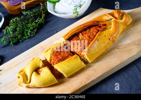 PIDE avec viande hachée, feta d'épinards et fromage de brebis Banque D'Images