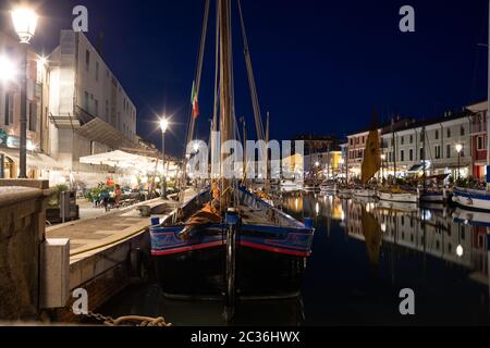 Cesenatico, Emilie Romagne, Italie - 9 sept 2019: Vue de nuit sur le canal portuaire conçu par Leonardo da Vinci et la vieille ville de Cesenatico sur l'Adriatique Banque D'Images