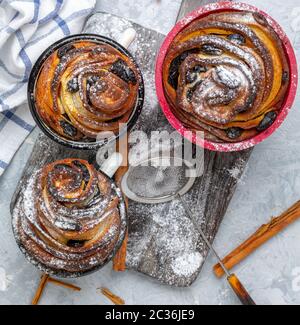 Pâtisseries de Pâques modernes à base de levure (croûtes). Banque D'Images