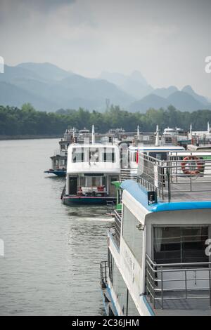 Guilin, Chine - Août 2019 : des bateaux touristiques plein de touristes partant pour une excursion sur la magnifique rivière Li de Guilin à Yangshuo Banque D'Images