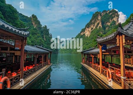 Wulingyuan, Chine - Août 2019 : bateaux de touristes attendent des passagers sur les rives du lac Chongde, Parc forestier national de Zhangjiajie, Hunan Province Banque D'Images