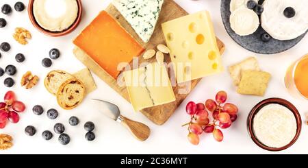 Plateau de fromages, une bannière panoramique sur fond blanc. Fromage bleu, Leicester rouge, Emmental, fromage de chèvre, Brie et Ot Banque D'Images