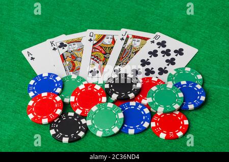 Jetons de casino et jouer cartes sur table verte Banque D'Images