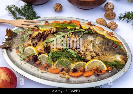 Carp avec citron, les noix et les raisins secs sur la plaque Banque D'Images