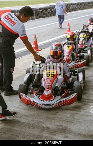 Les coureurs de kart se prépare à une procédure de contrôle de routine après une course. Banque D'Images