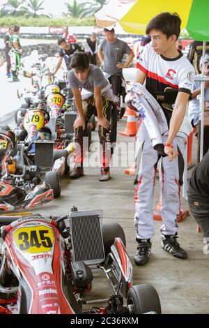 Les coureurs de kart se prépare à une procédure de contrôle de routine après une course. Banque D'Images