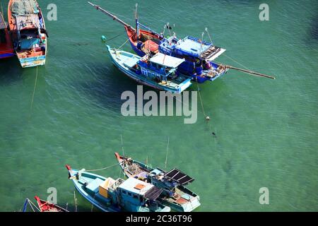 Bateaux avec vue aérienne sur la mer turquoise du Vietnam, Phu Quoc Banque D'Images