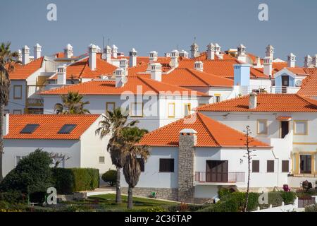 Toits carrelés de petites maisons de ville au Portugal Banque D'Images