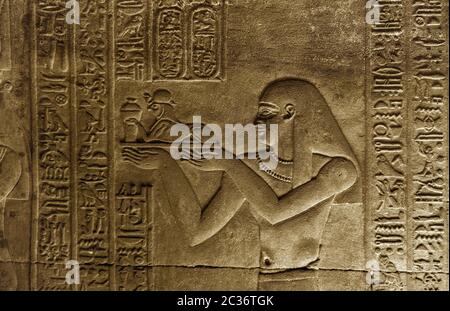Sculptures hiéroglyphiques dans ancien temple Banque D'Images