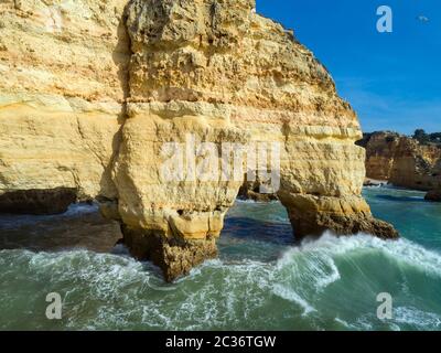 Falaises et vagues de rochers en Algarve Banque D'Images