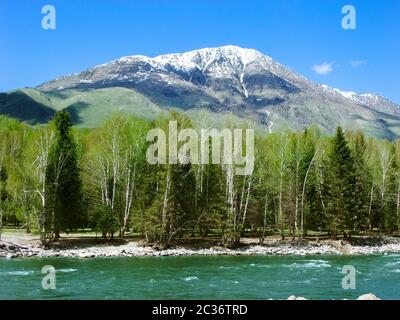 Paysage de la rivière Hemu près du magnifique village Hemu dans la préfecture d'Altay, Xinjiang en Chine. Banque D'Images